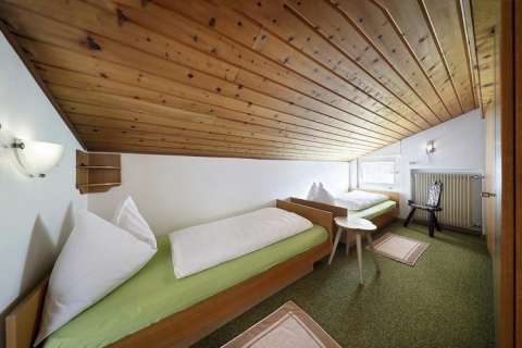 Camera da letto con due letti