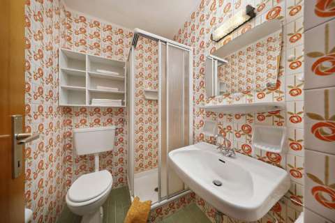 Badezimmer mit Dusche