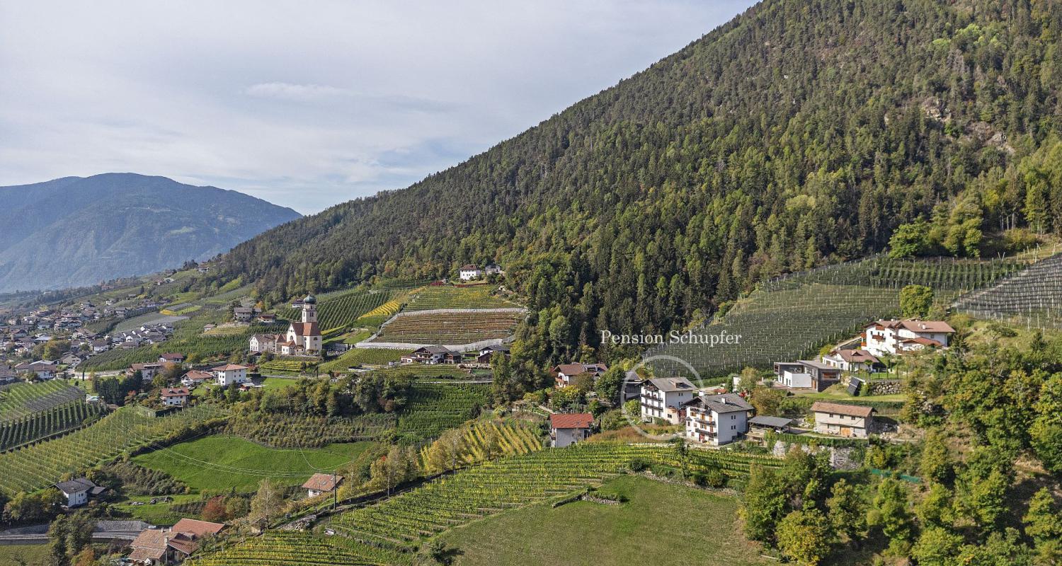 Rifiano con la Pensione Schupfer (in basso a destra)